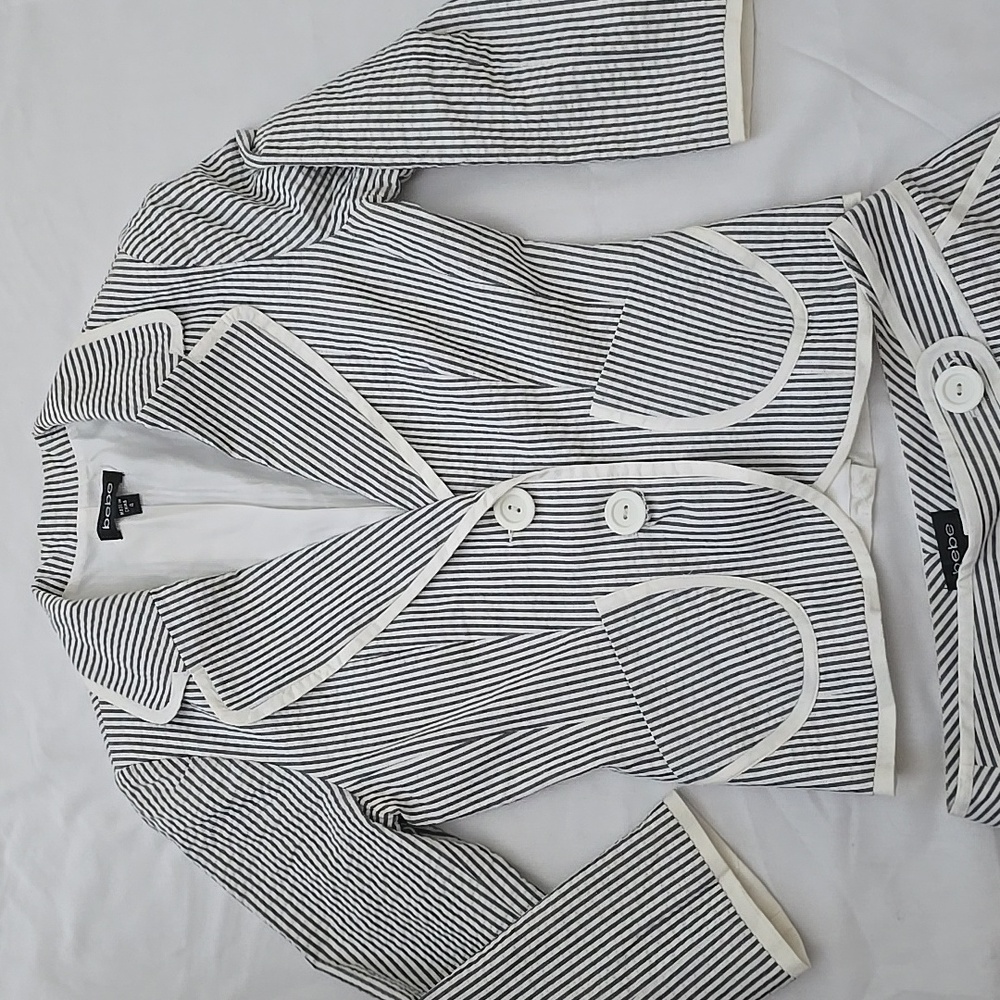 BEBE‎ Women's Black and White Striped, SEERSUCKER Blazer Pant Suit Size 4